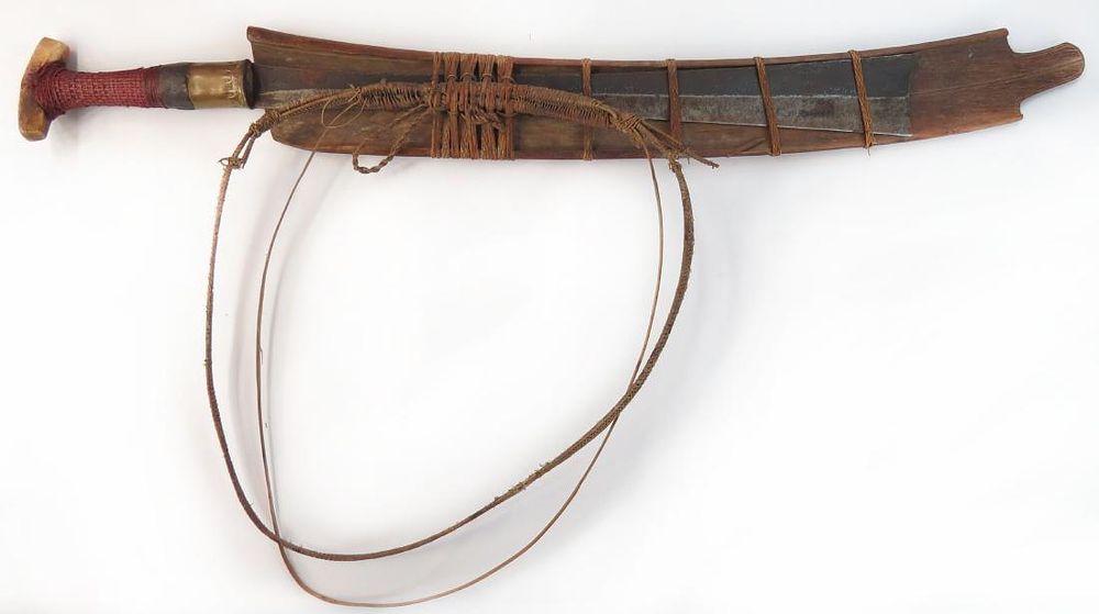 Lot 365: A NAGA HEADHUNTER DAO SWORD