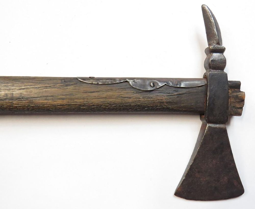 Lot 369: A HUNGARIAN FOKOS AXE