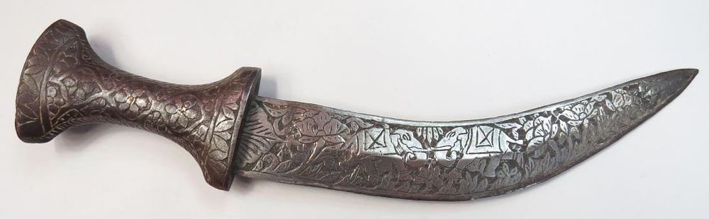 Lot 426: AN INDIAN KHANJAR DAGGER