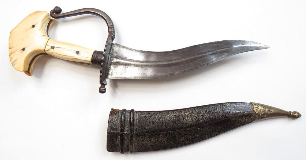 Lot 470: AN INDIAN KHANJARLI DAGGER