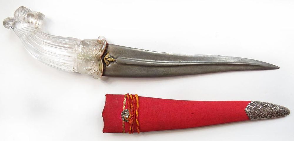 Lot 475: AN INDIAN KHANJAR DAGGER