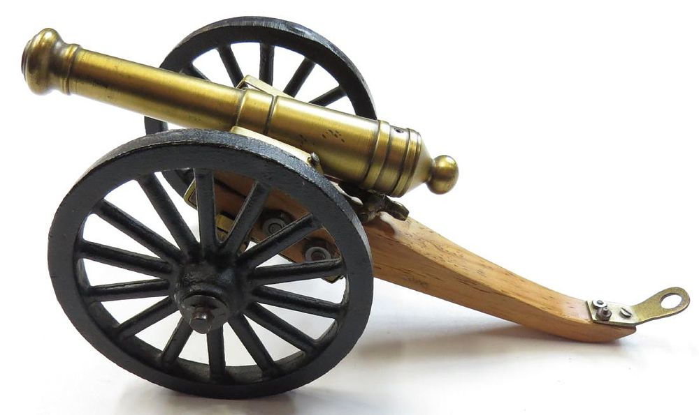 Lot 546: A LARGE MODEL CANNON