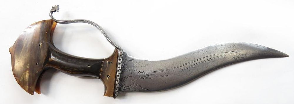 Lot 549: AN INDIAN KHANJARLI DAGGER