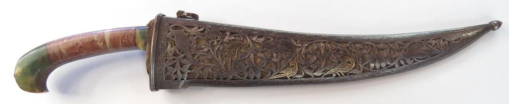 Lot 154: AN INDIAN STONEHILTED KHANJAR DAGGER