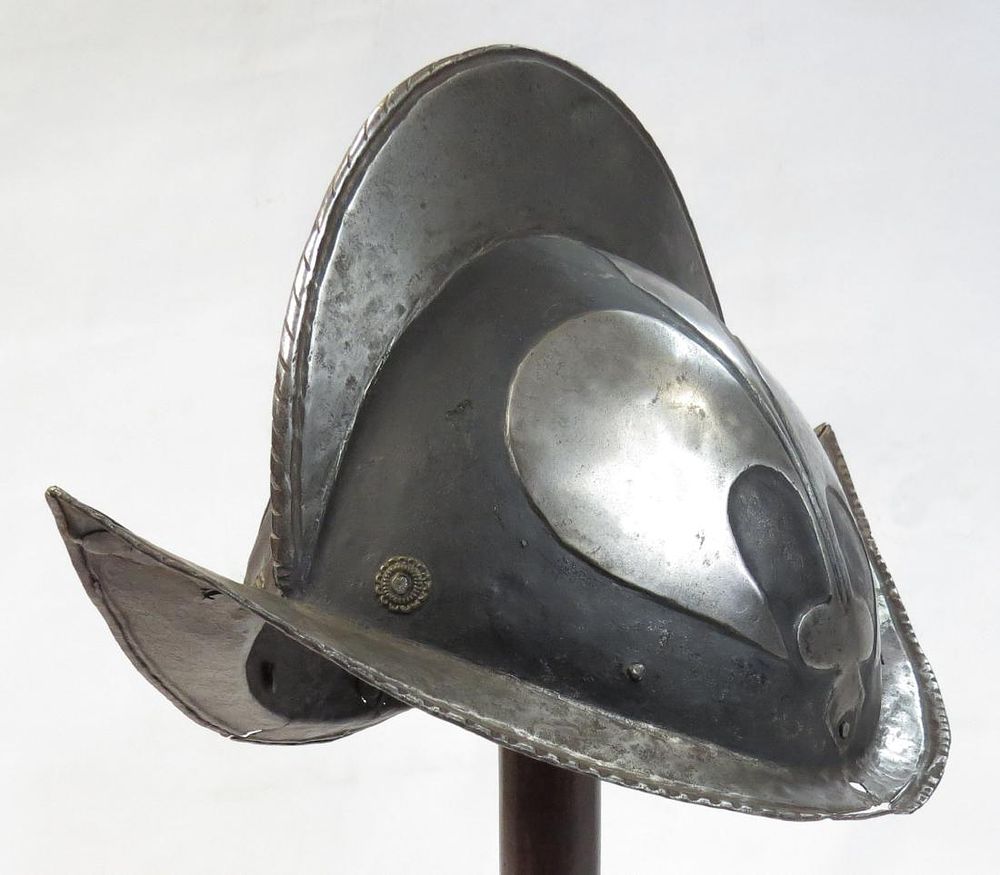 Lot 167: A MORION HELMET OF THE MUNICH TOWN GUARD