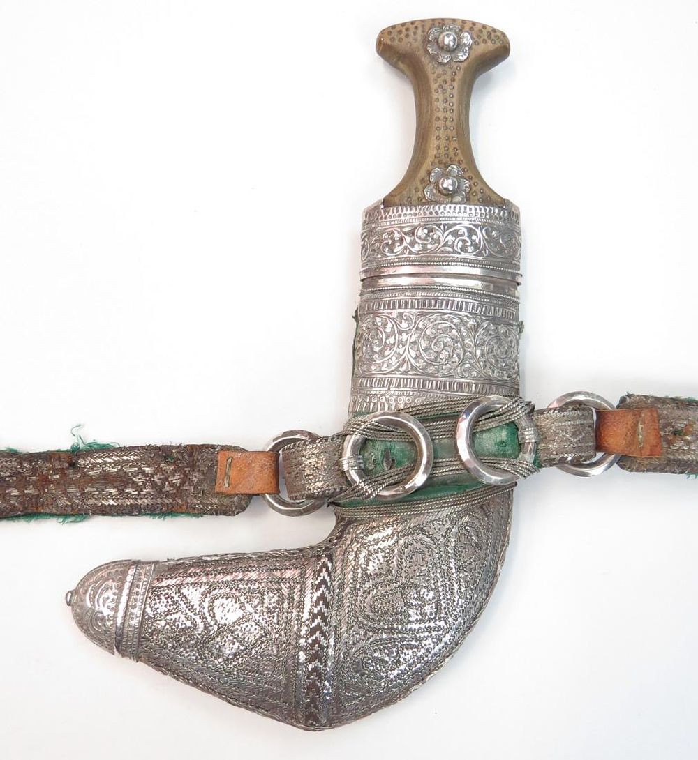 Lot 170: AN ARAB KHANJAR DAGGER