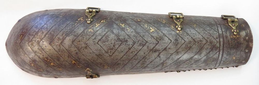 Lot 178: A PERSIAN BAZUBAND ARMOR ARMGUARD