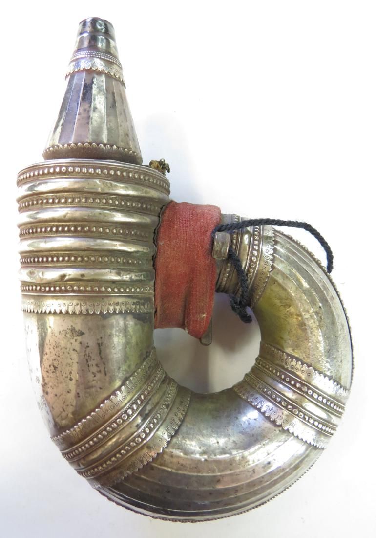 Lot 189: AN OMANI POWDERHORN