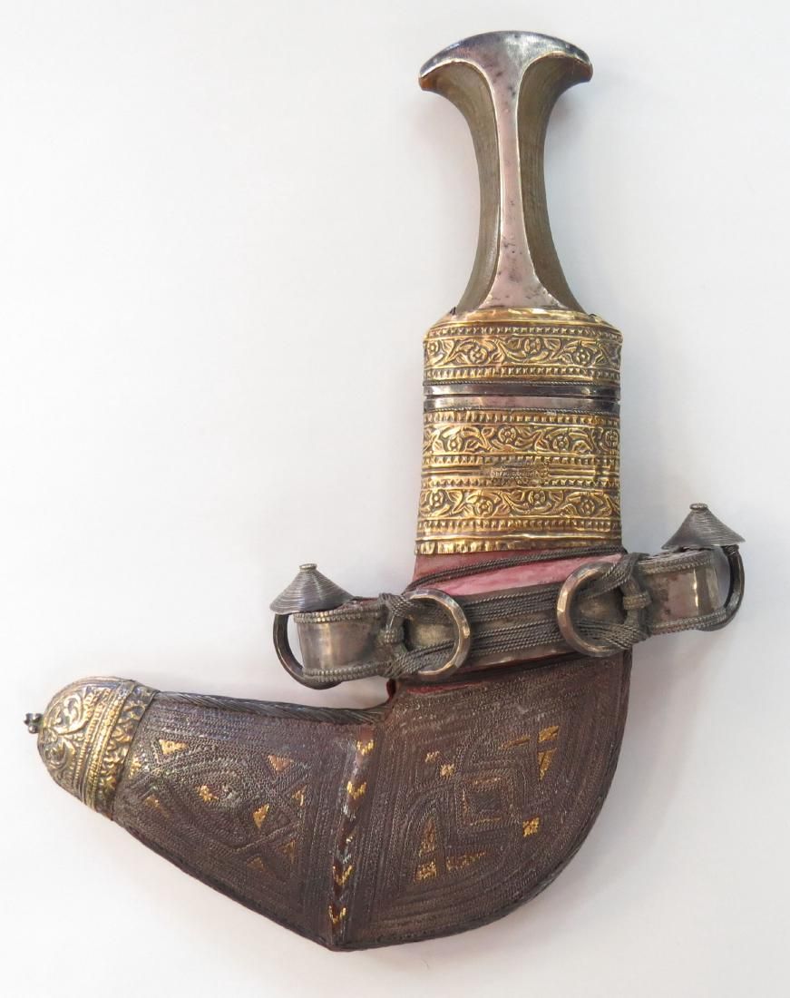 Lot 228: AN OMANI KHANJAR DAGGER