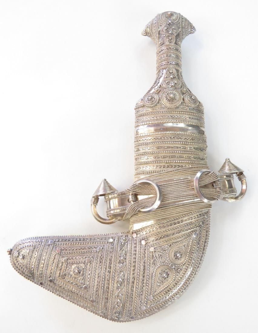 Lot 236: AN OMANI KHANJAR DAGGER