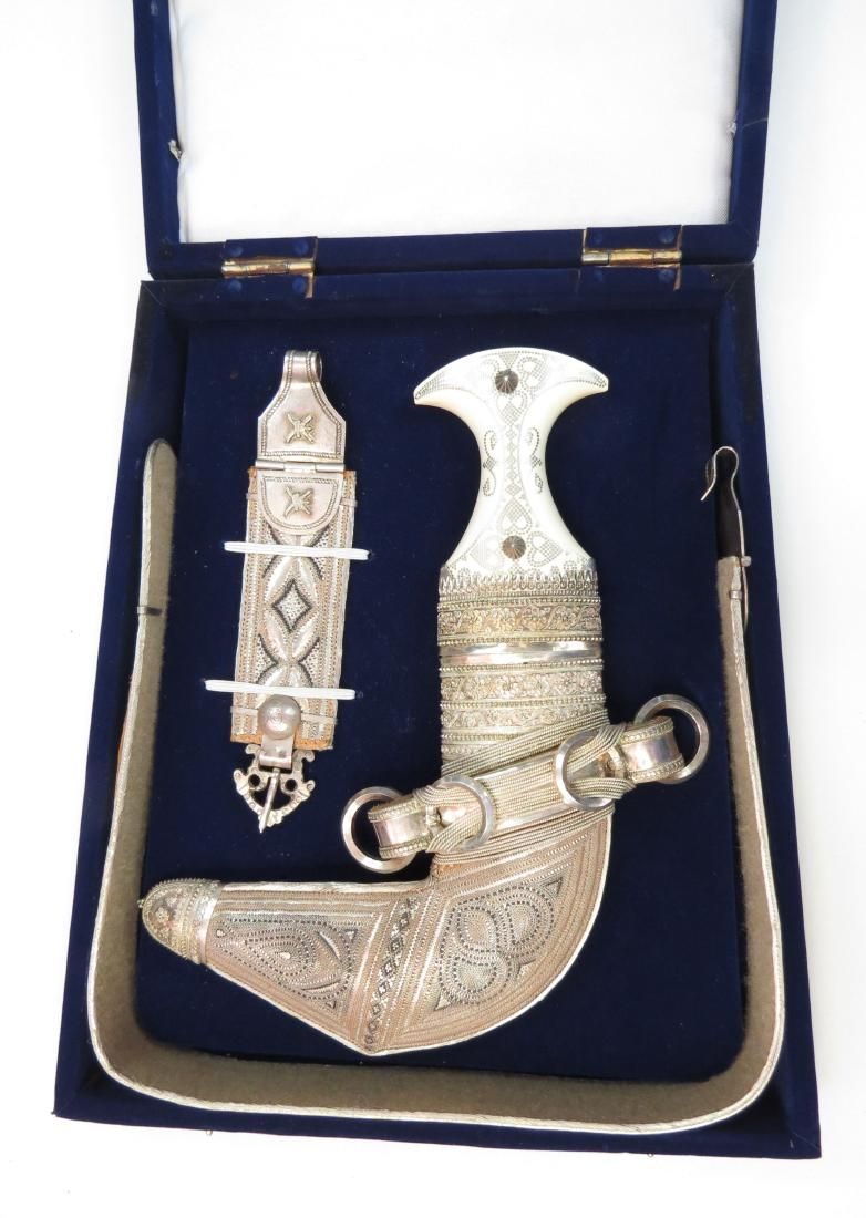 Lot 241: A CASED OMANI PRESENTATION DAGGER