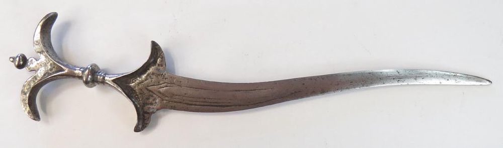 Lot 245: A SOUTH INDIAN CHILANUM DAGGER
