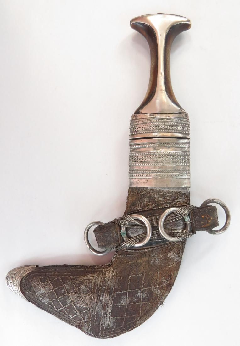 Lot 253: AN OMANI KHANJAR DAGGER