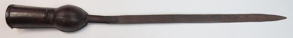 Lot 372: AN INDIAN PATA GAUNTLET SWORD