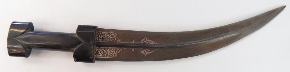 Lot 392: A KURDISH KHANJAR DAGGER
