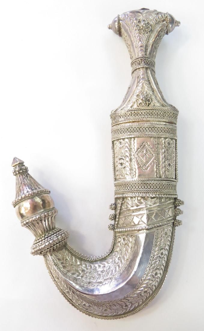 Lot 418: AN ARAB KHANJAR DAGGER