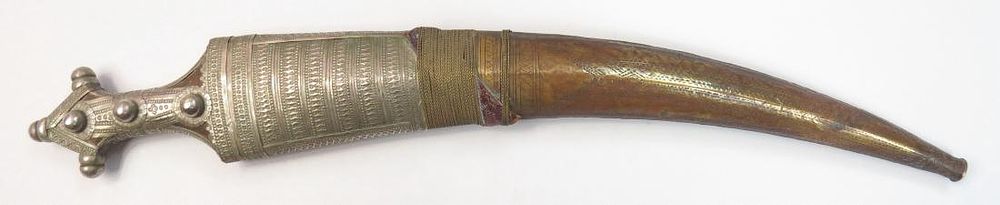 Lot 421: AN ARAB KHANJAR DAGGER
