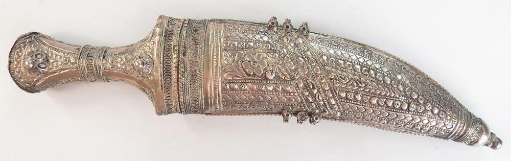 Lot 431: AN ARAB KHANJAR DAGGER