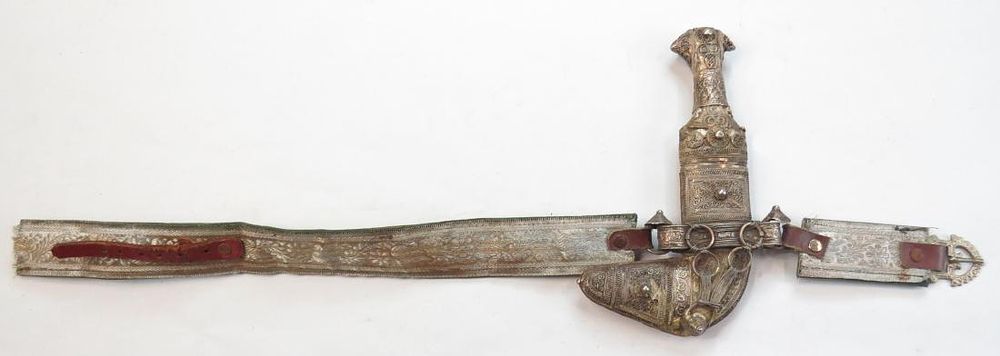 Lot 444: AN OMANI CHILDS KHANJAR DAGGER
