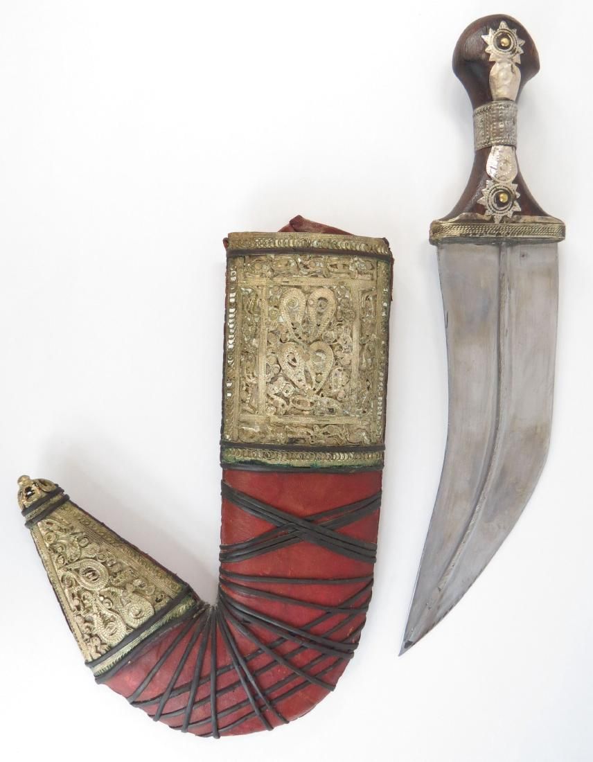 Lot 502: AN ARAB KHANJAR DAGGER