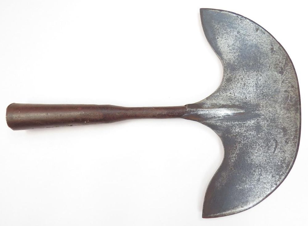 Lot 506: A CHINESE HALBERD HEAD