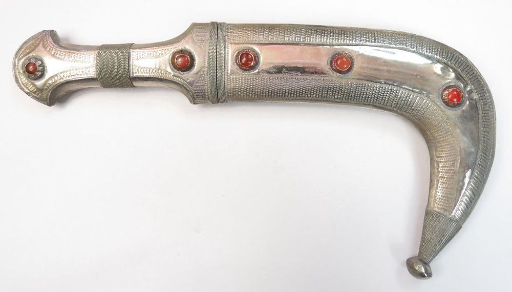 Lot 521: A DECORATIVE SYRIAN DAGGER