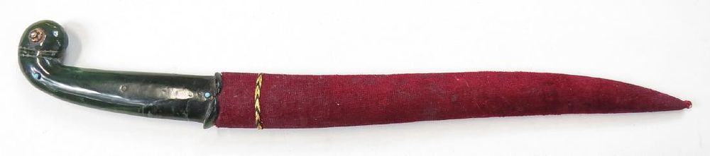 Lot 172: A MUGHAL JADE-HILTED KHANJAR DAGGER