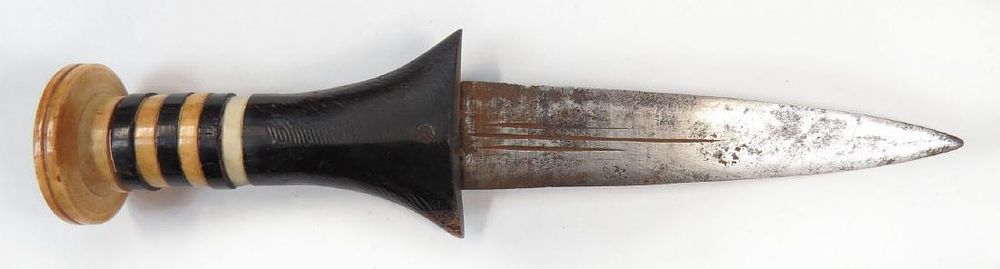 Lot 189: A SUDANESE ARM DAGGER