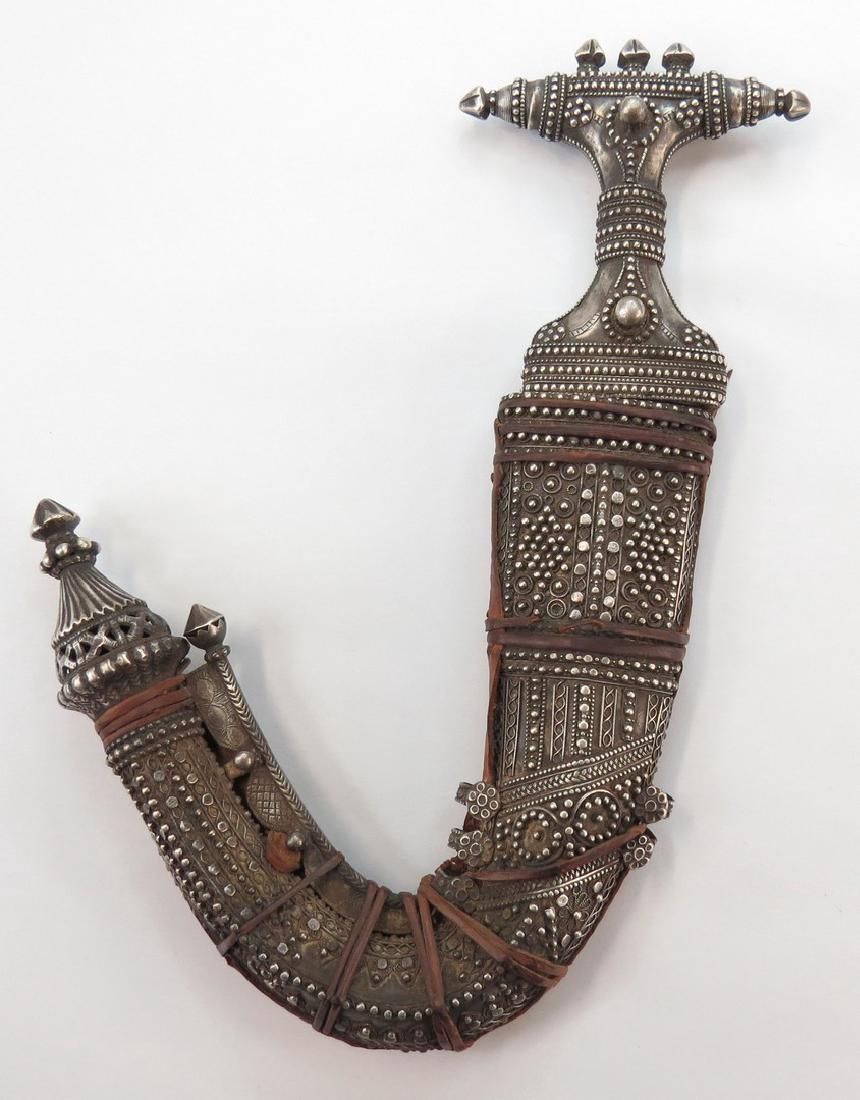 Lot 194: AN ARAB KHANJAR DAGGER