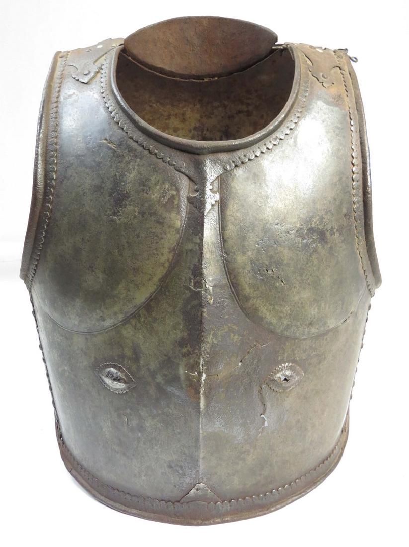 Lot 218: A RARE INDIAN ARMOR CUIRASS