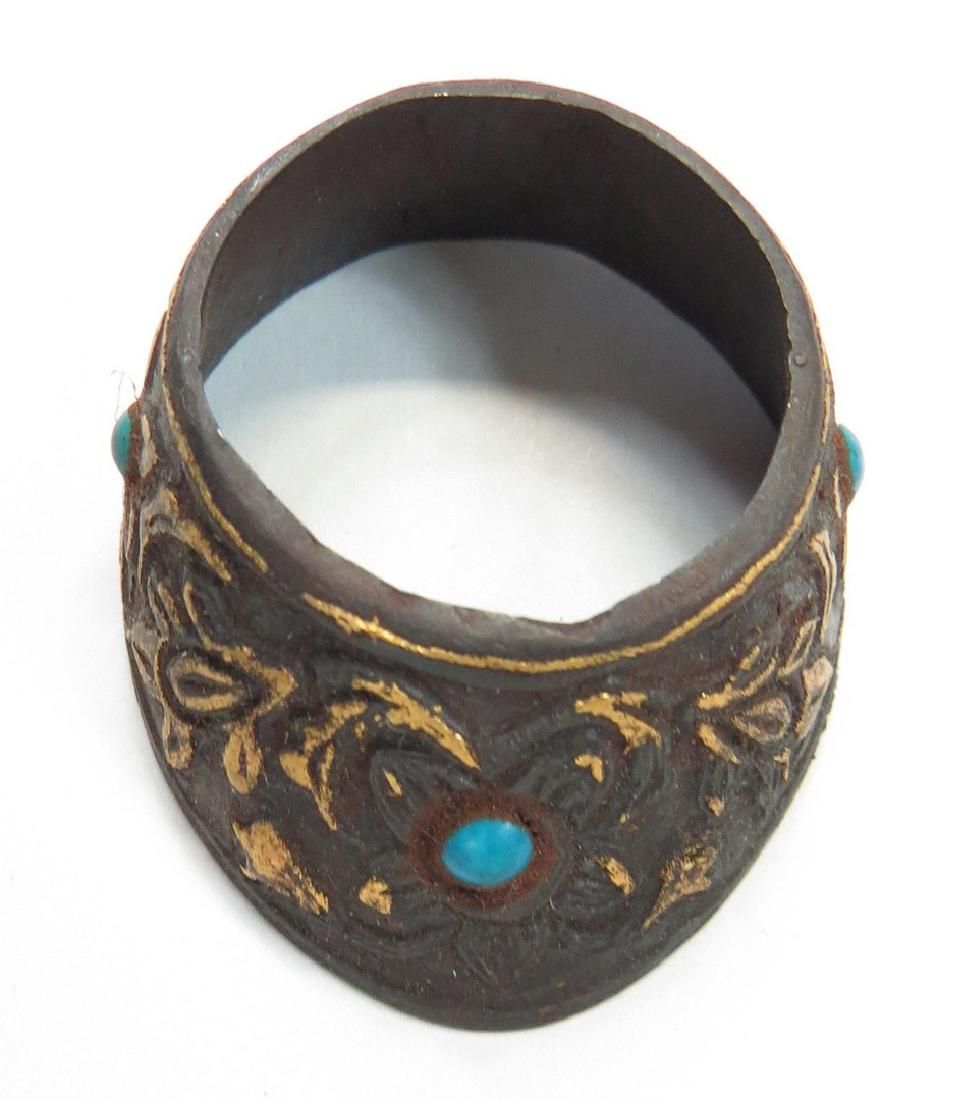 Lot 222: A MUGHAL ARCHERS RING