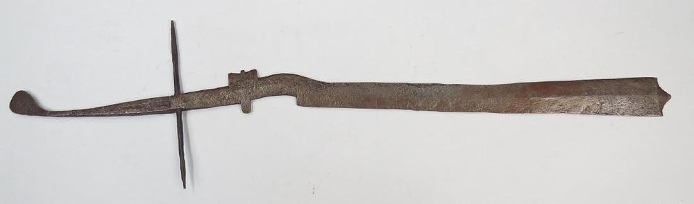 Lot 245: A RARE NAGA HEADHUNTER TWO-HANDED DAO SWORD