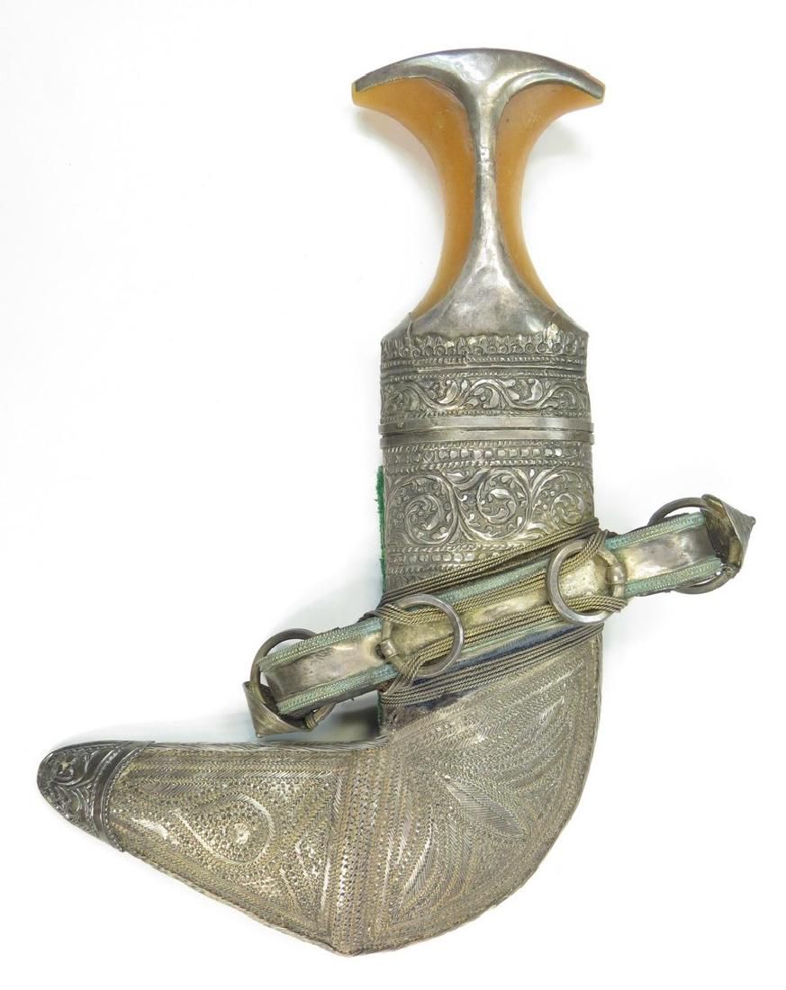 Lot 246: AN OMANI KHANJAR DAGGER