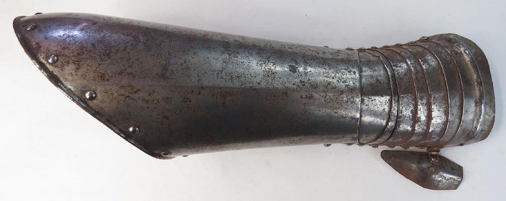 Lot 315: A RARE ENGLISH CIVIL WARS ELBOW GAUNTLET