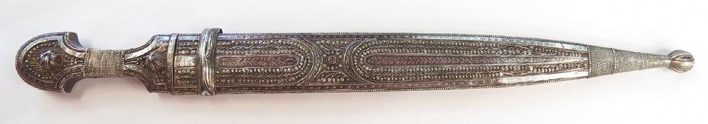Lot 334: A GEORGIAN KINDJAL DAGGER