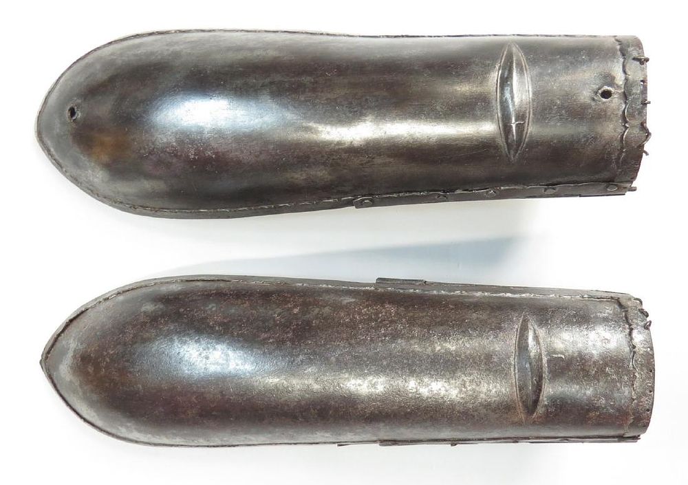 Lot 347: A PAIR OF MUGHAL BAJUBAND ARMGUARDS
