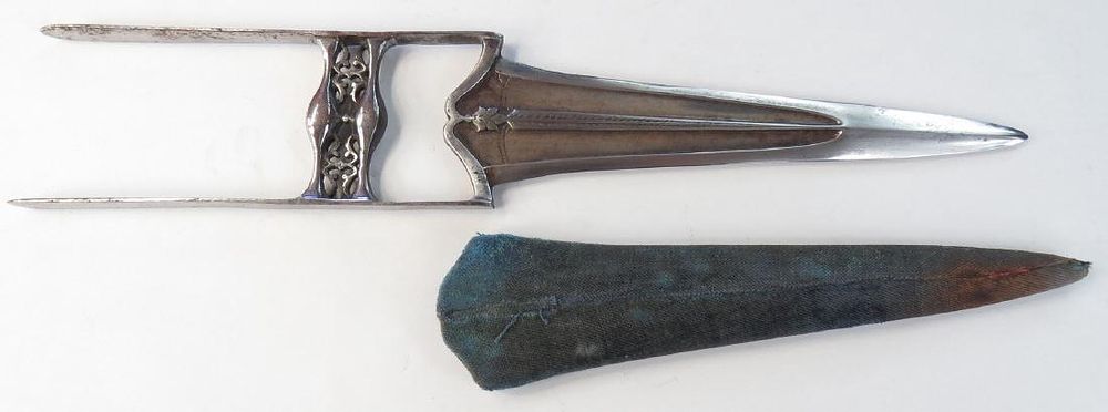 Lot 366: AN INDIAN KATAR DAGGER