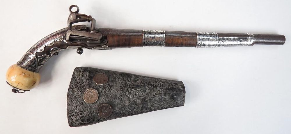 Lot 370: A CAUCASIAN FLINTLOCK PISTOL