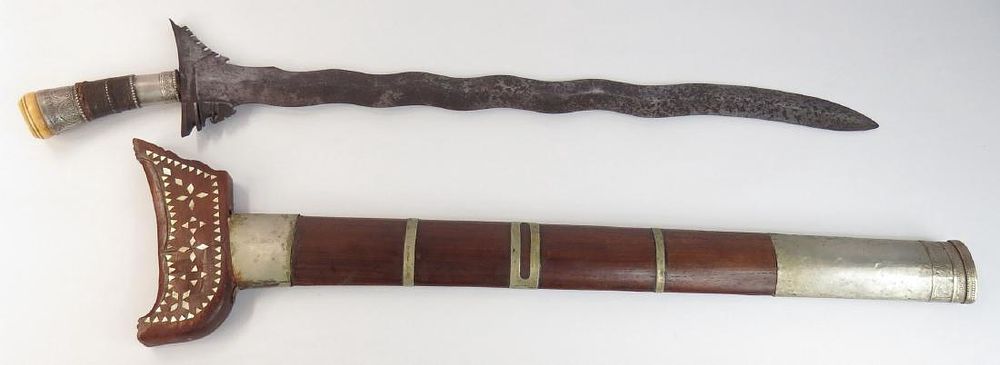 Lot 389: A MORO SWORD KRIS