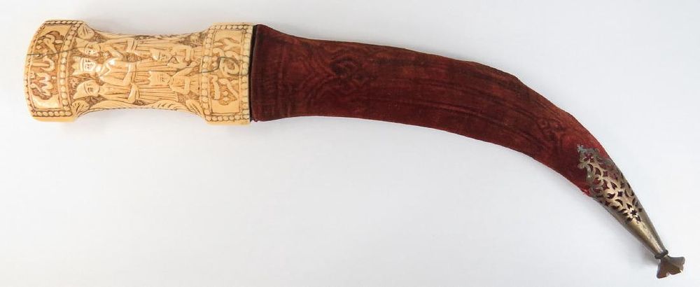 Lot 398: A RARE PERSIAN KHANJAR DAGGER