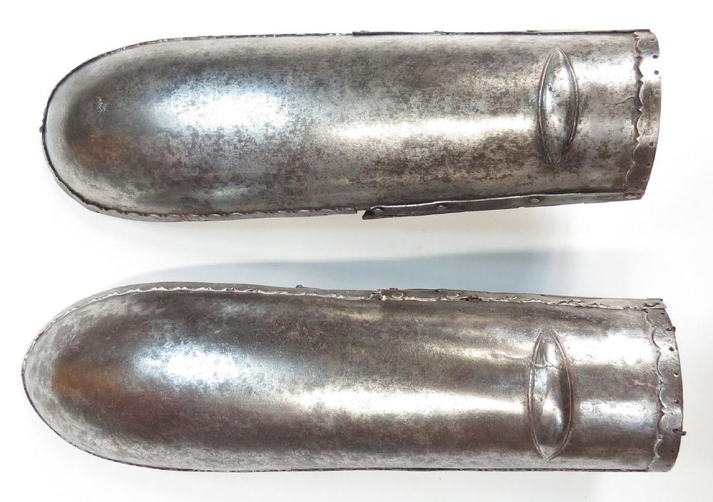 Lot 417: A PAIR OF MUGHAL BAJUBAND ARMGUARDS