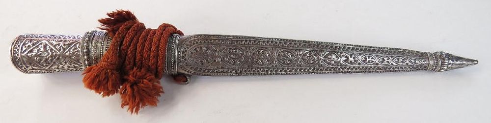 Lot 449: A MUGHAL INDIAN KARD DAGGER