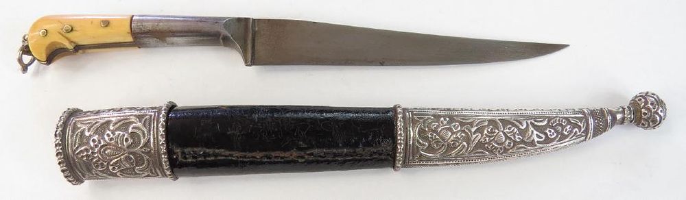 Lot 492: AN INDIAN KARD DAGGER
