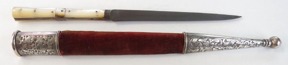 Lot 506: AN INDIAN KARD DAGGER