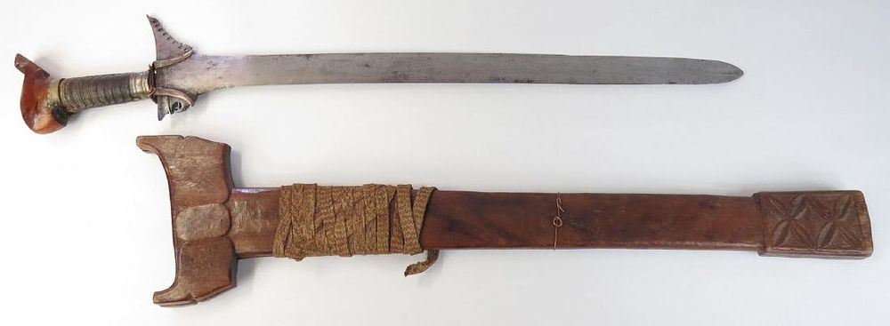 Lot 529: A MORO BARONG SWORD
