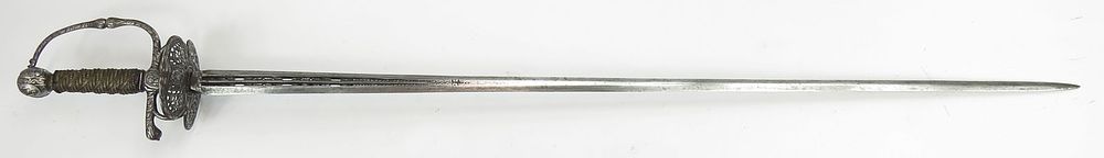 Lot 167: A RARE CONTINENTAL TRANSITIONAL RAPIER SWORD