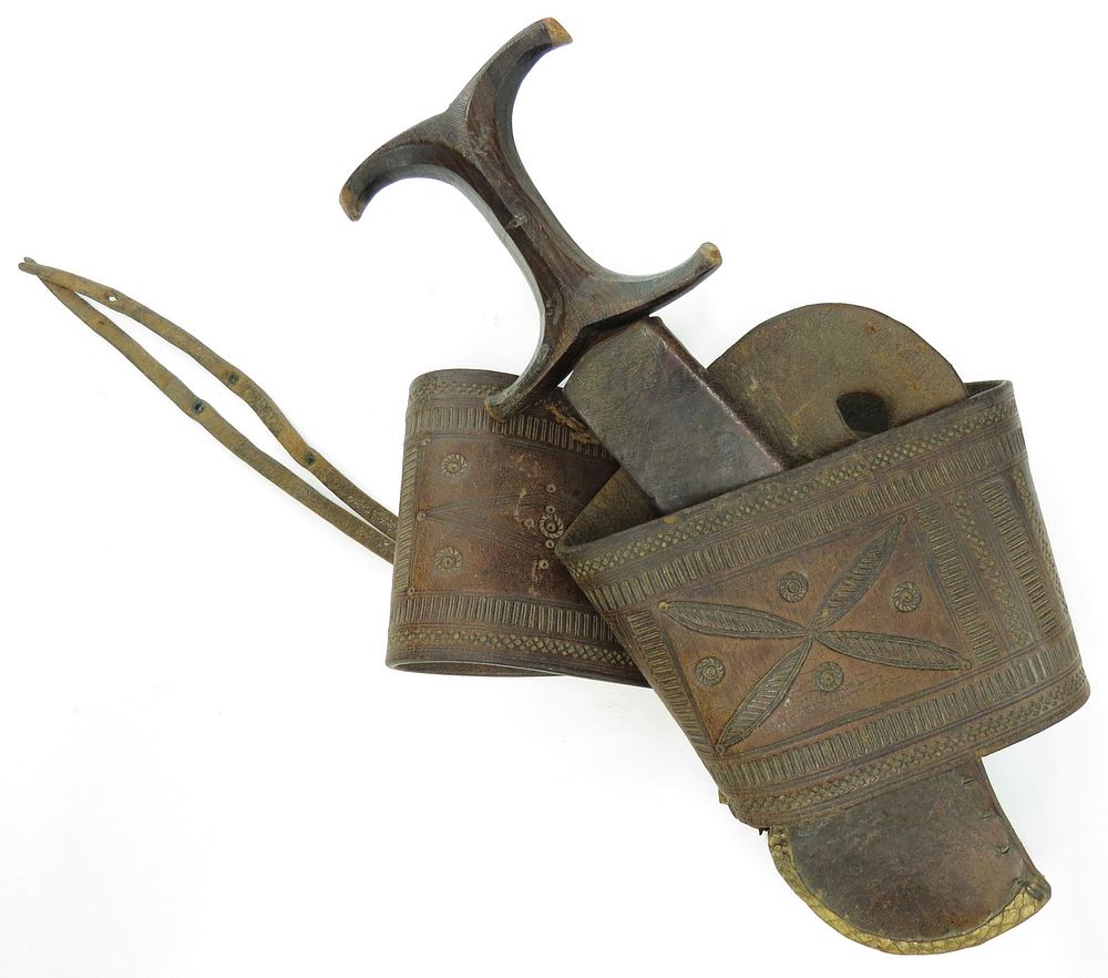 Lot 304: A RARE SUDANESE DAGGER AND BELT