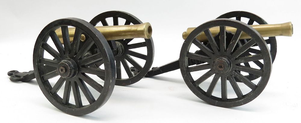 Lot 321: A PAIR OF MODEL AMERICAN ARTILLERY CANNONS