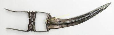 A FINE INDIAN KATAR DAGGER. Mughal work, a large example with robust pierced grips and broad 