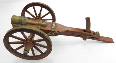 A BLACK POWDER HOWITZER CANNON. A fine and massive example of an early type, the brass barrel 